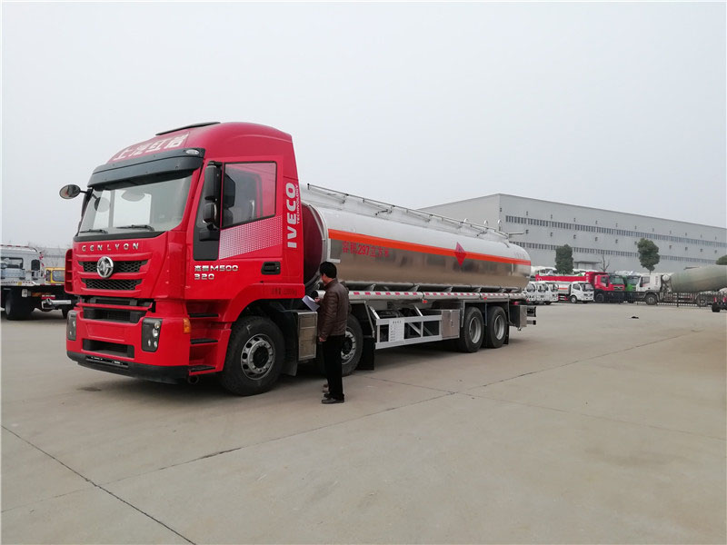 上汽紅巖29.7方前四后八鋁合金運(yùn)油車，20噸運(yùn)油車